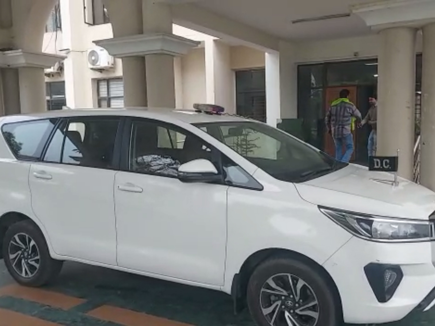 सुबह सवा 7 बजे ऑफिस के बाहर DC की गाड़ी।