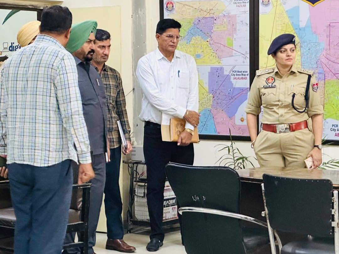 फाजिल्का SSP अवनीत कौर सुबह साढ़े 7 बजे से पहले अपने ऑफिस में पहुंचीं।