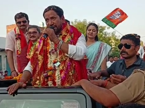 आजमगढ़ के सांसद व अभिनेता दिनेश लाल यादव ने रोड शो कर प्रचार किया।