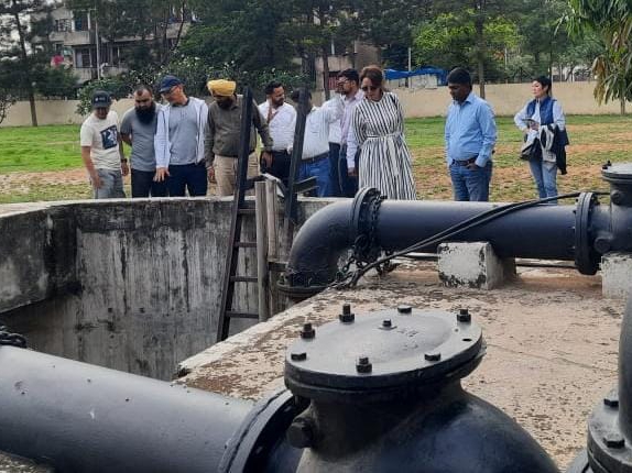 सीवरेज ट्रीटमेंट प्लांट का निरीक्षण करते कजाखिस्तान के इंजीनियर।