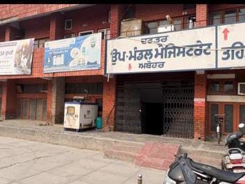 मजिस्ट्रेट ऑफिस पर भी 9 बजे तक ताला ही लटका था।