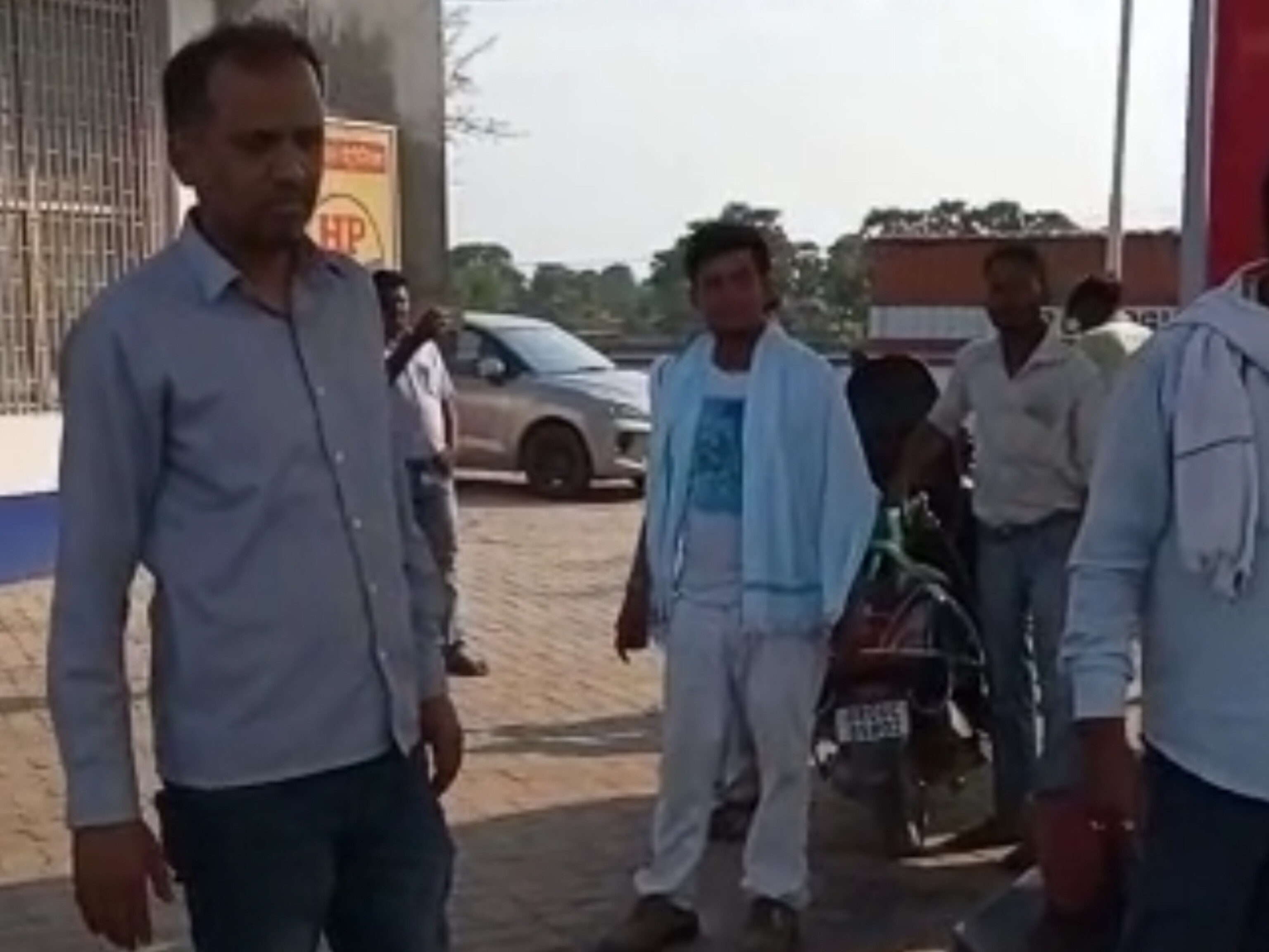 हथियार से लैस अपराधियों ने दिया घटना को दिया अंजाम, पिस्टल दिखाकर पूछा- माल  कहां है | Armed criminals executed incident, showed pistol and asked -  where is goods; bihar bhaskar latest