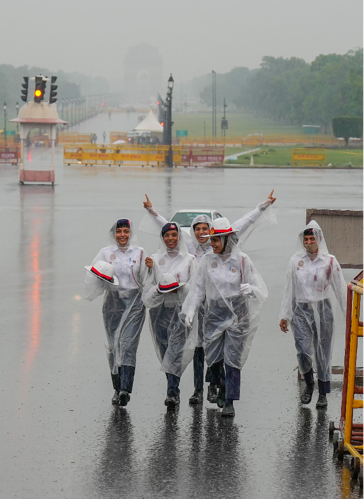 दिल्ली में सोमवार को बारिश के दौरान रेनकोट पहने ट्रैफिक पुलिस पर्सनल।