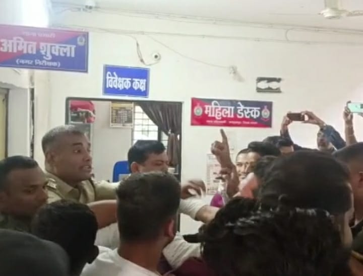 कांग्रेस कार्यकर्ता थाने के अंदर ही नारेबाजी करते रहे।