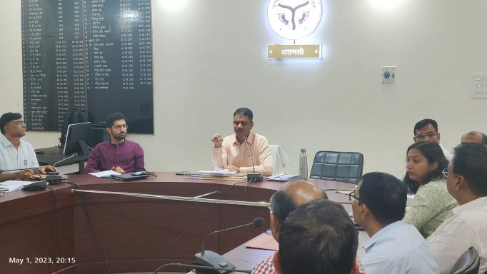 वाराणसी में मंगलवार देर रात अधिकारियों के साथ बैठक करते डीएम एस राजलिंगम।
