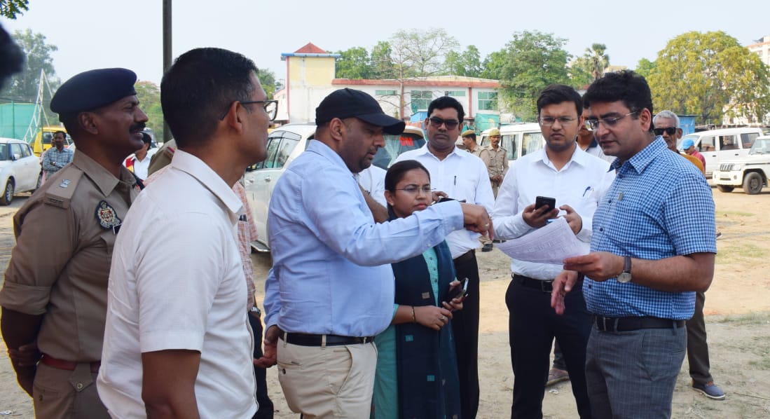 केपी कॉलेज ग्राउंड में निरीक्षण करते जिला निर्वाचन अधिकारी संजय कुमार खत्री।