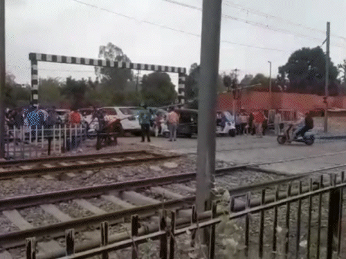 फाटक बंद होने के बावजूद दोपहिया वाहन चालकों ने क्रॉस की रेलवे लाइन। - Dainik Bhaskar
