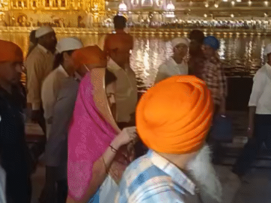 परिक्रमा करते हुए भी नीता अंबानी बार-बार MI का स्कोर देख रही थी। - Dainik Bhaskar