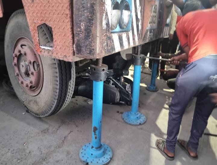 बाइक और शवों को बाहर निकालने के लिए क्रेन को जैक लगाकर ऊंचा उठाया गया।