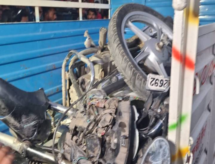 हादसे में दो बाइकों पर सवार 4 लोगों की मौत हो गई।