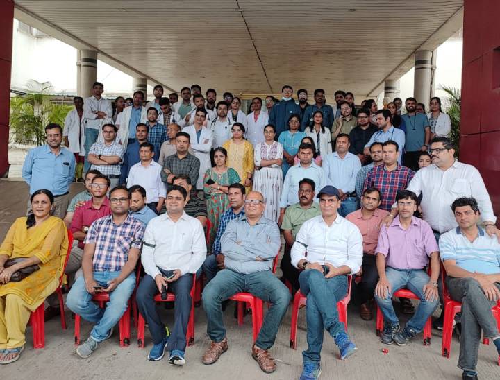 हड़ताल पर बैठे डॉक्टर।