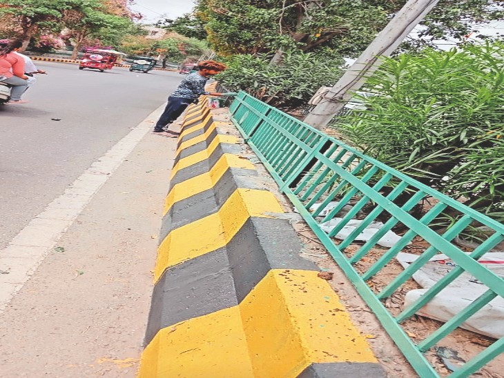 नोटिस के बाद रंग-रोंगन का कार्य करता व्यक्ति। - Dainik Bhaskar