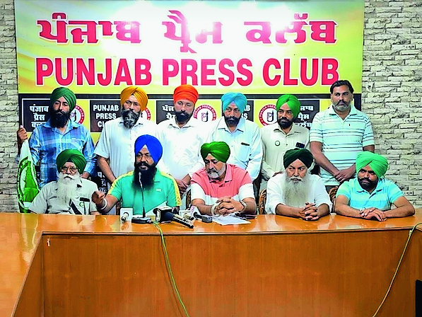 प्रेस वार्ता में जानकारी देते ड्रेन एक्शन कमेटी के पदाधिकारी। - Dainik Bhaskar