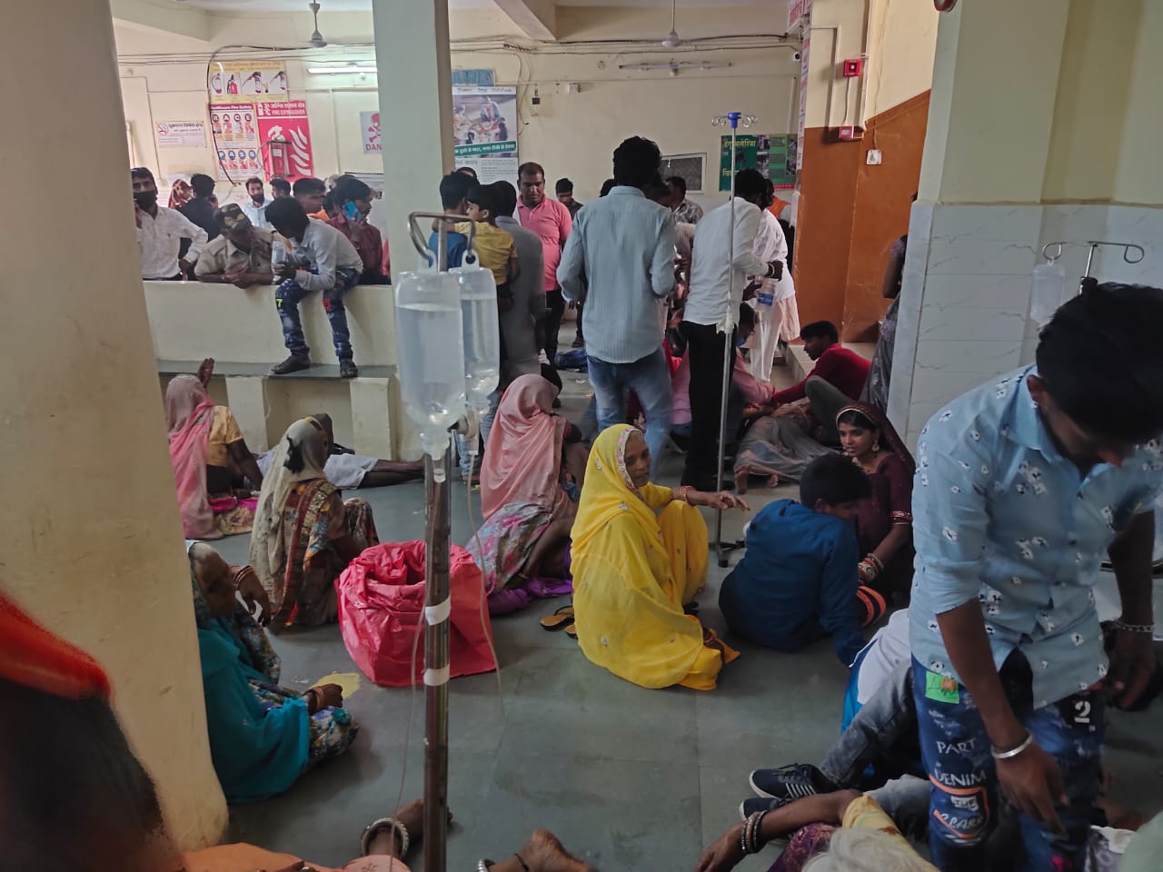 अस्पताल में जिसे जहां जगह मिली, वहीं लेटाकर उसका इलाज किया गया।