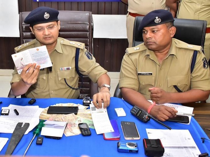 आरोपियों के पास से जब्त हथियार और पासपोर्ट को दिखाते दुर्ग एसपी अभिषेक पल्लव।