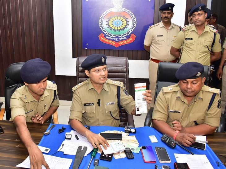 जब्त किए गए फर्जी आधार कार्ड को दिखाते हुए दुर्ग एसपी और दूसरे अफसर।