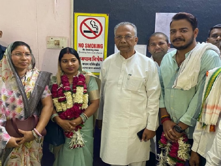 पुष्पा यादव को जीत की बधाई देते गृह मंत्री व अन्य - Dainik Bhaskar