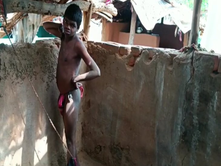 22 सालों से महेश नेताम इसी तरह रस्सियों से बंधा हुआ रहता है।