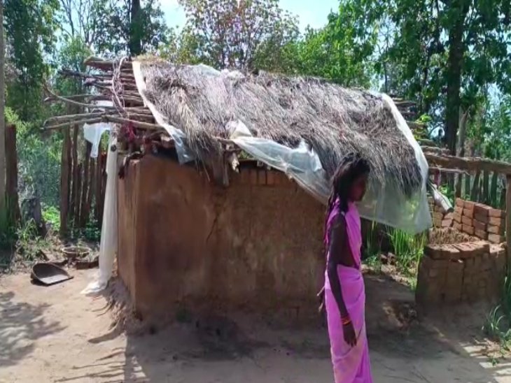 लाचार मां बेटे की सुरक्षा के लिए उसे झोपड़ी में बंद करके जाती है।
