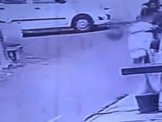 सीसीटीवी में कैद हुई किडनैपिंग की घटना - Dainik Bhaskar