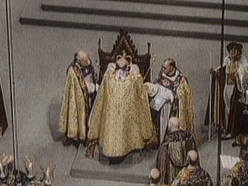 ये फुटेज 1953 की है जब क्वीन एलिजाबेथ की ताजपोशी हुई थी।