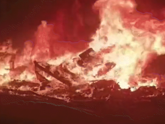 प्रदर्शनकारियों ने चुराचांदपुर जिले के न्यू लमका इलाके में कार्यक्रम स्थल पर लगी कुर्सियां तोड़ दीं और मंच को आग के हवाले कर दिया।