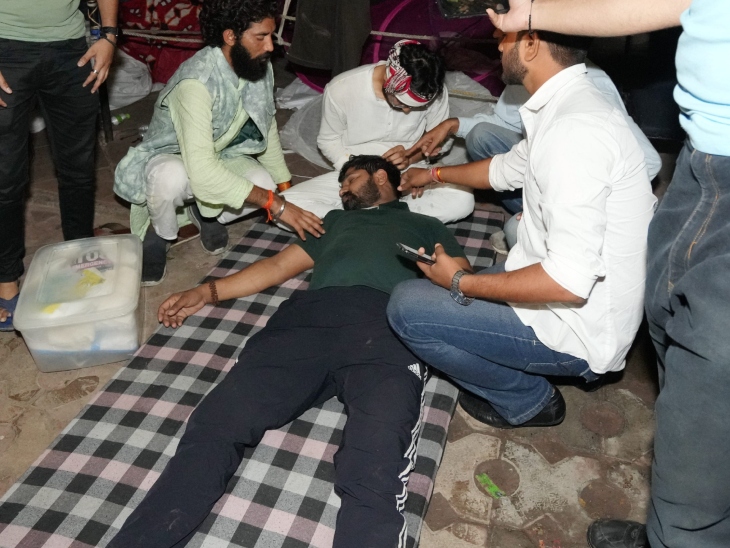 धरना स्थल पर मौजूद साथियों ने उनके जख्म पर मरहम लगाया।