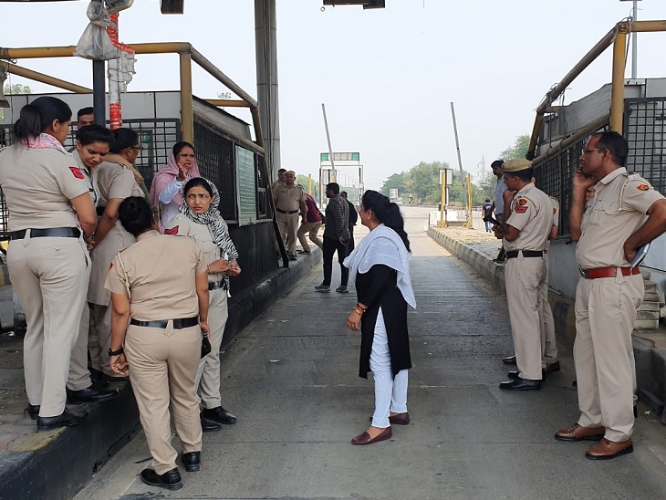 मकड़ौली टोल पर तैनात पुलिस बल व किसान नेता