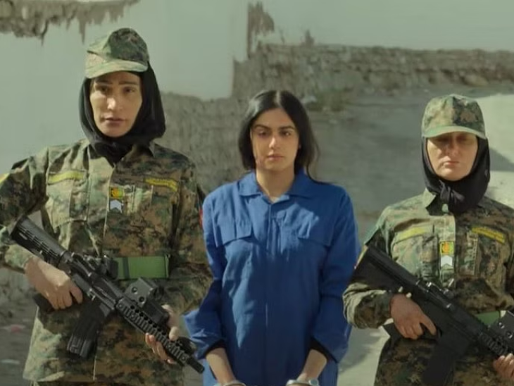 यह तस्वीर फिल्म के ट्रेलर से ली गई है। इसमें दिखाया गया है कि कैसे कॉलेज जाने वाली 3 लड़कियां एक आतंकी संगठन से जुड़ जाती हैं।