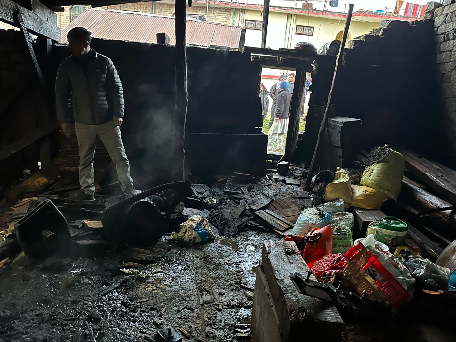 आग में जलकर घर का सारा सामान खराब हो गया।