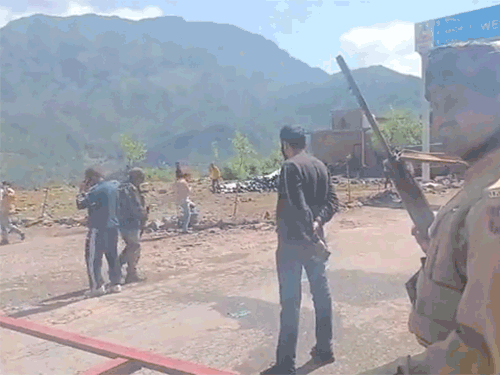 यह शुक्रवार सुबह की तस्वीर है, जब आतंकियों और सुरक्षा बलों के बीच मुठभेड़ शुरू हुई। - Dainik Bhaskar
