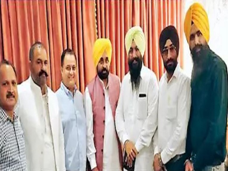 मुख्यमंत्री के साथ ईटीटी अध्यापक यूनियन के पदाधिकारी मुख्यमंत्री और आप प्रत्याशी सुशील रिंकू के साथ - Dainik Bhaskar