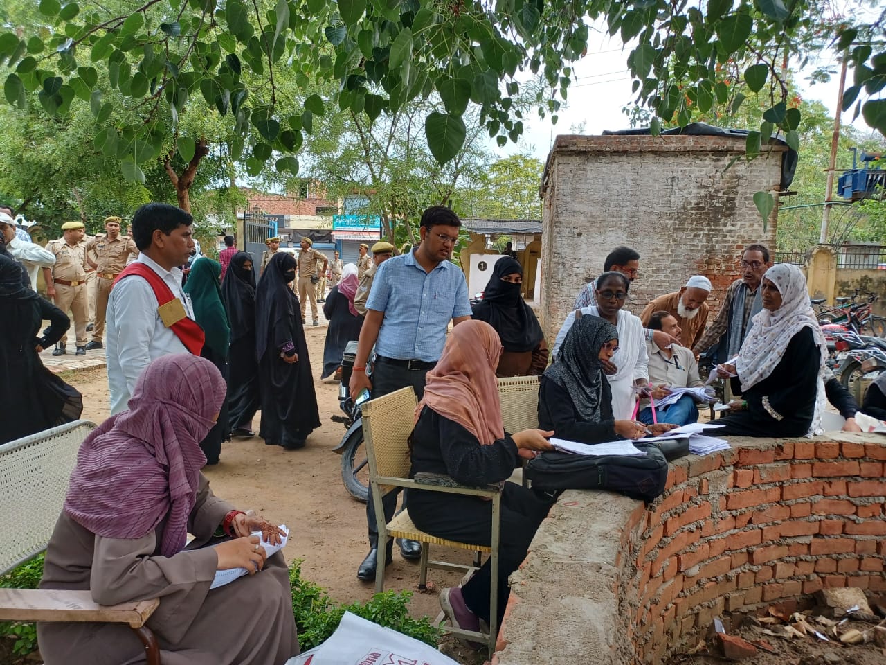 मुस्लिम इलाकों में फर्जी आधार कार्ड लेकर मतदान करने पहुंची थी मुस्लिम महिलाएं।