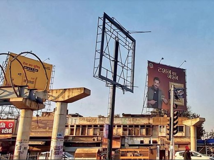 अब हटवाए जाएंगे और अफसरों पर कार्रवाई होगी।