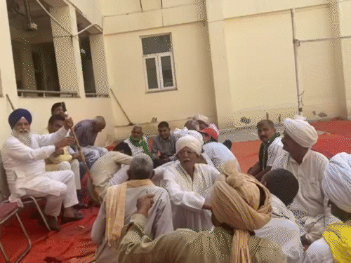 थाने में बैठाए गए किसानों को देर-रात रिहा कर दिया गया।