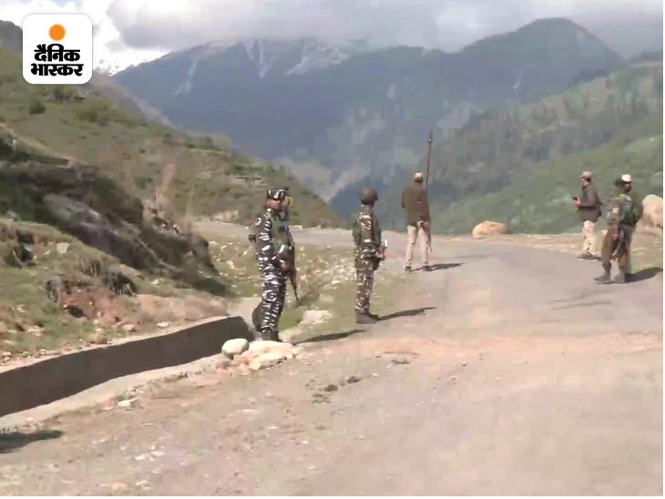 आतंकियों की तलाश में चप्पे-चप्पे पर सेना के जवान खड़े हुए हैं। पूरे इलाके में सर्च ऑपरेशन जारी है।