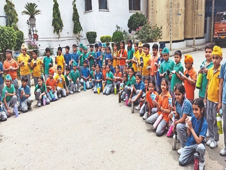 कैंब्रिज इंटरनेशनल स्कूल के छात्र मिल्क प्लांट के दौरे पर। - Dainik Bhaskar