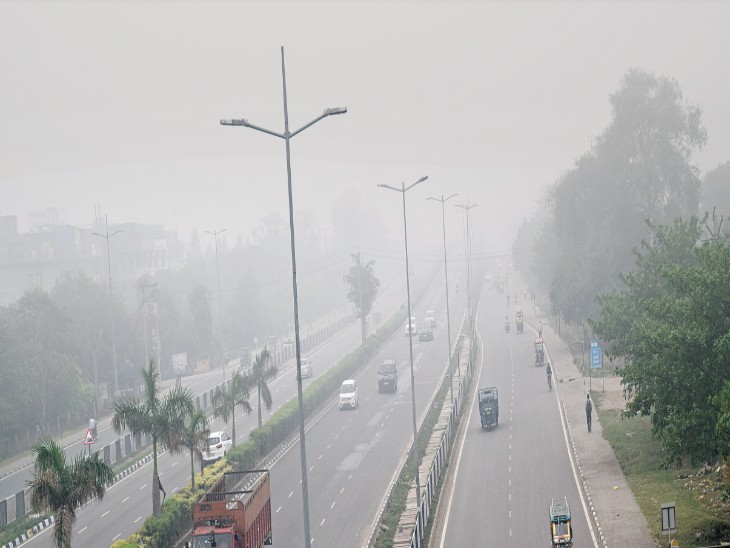 दिल्ली-चंडीगढ़ हाइवे पर सुबह 6 से 8 बजे तक काेहरा छाया रहा। - Dainik Bhaskar