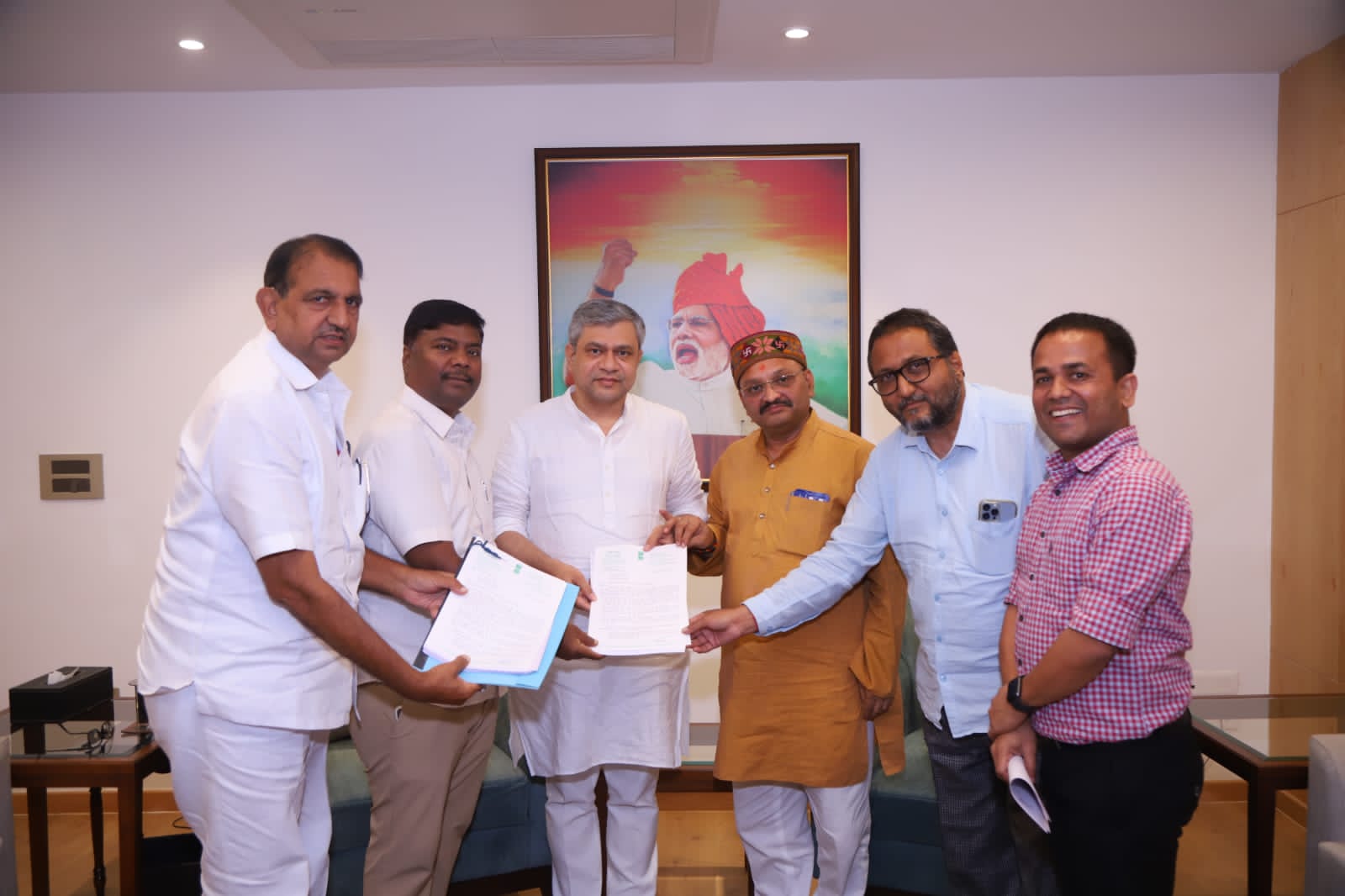 रेल मंत्री से मिलने पहुंचे CG के सांसद और भाजपा नेता, मंत्री बोले- जुलाई तक  DPR पूरा करेंगे | Kedar Kashyap Santosh Pandey met the Railway Minister  regarding the memorandum regarding the