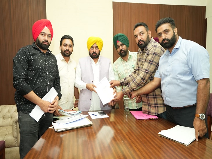 मुख्यमंत्री को अपना मांगपत्र सौंपते रोडवेज के कर्मचारी