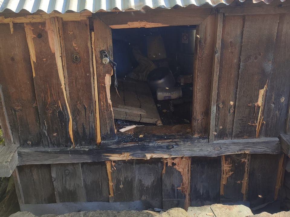 भालू द्वारा घर को पहुंचाया गया नुकसान।