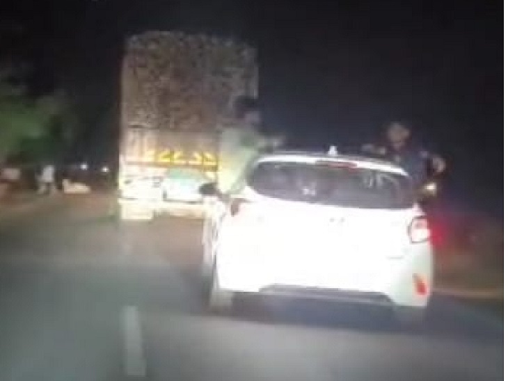 कार की खिड़की से बाहर निकल कर स्टंट कर रहे थे युवक।