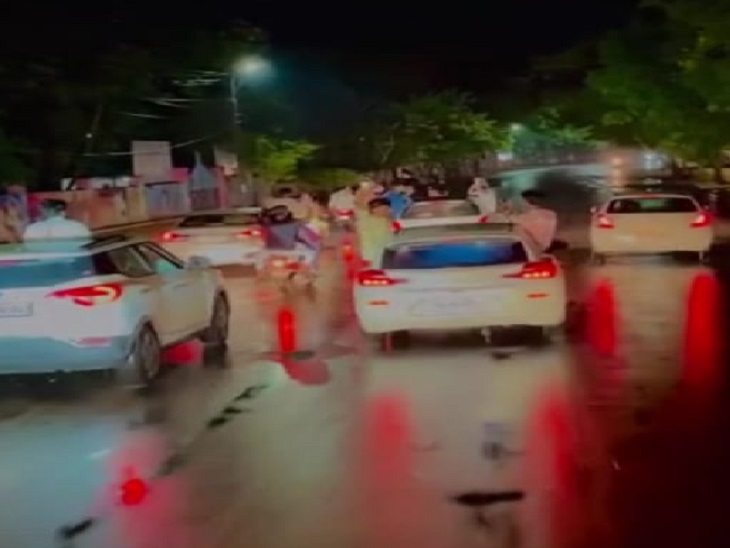 कांग्रेस नेता के जन्म दिन पर खुली कार में स्टंट करने वाले पुलिस पकड़ से बाहर है।