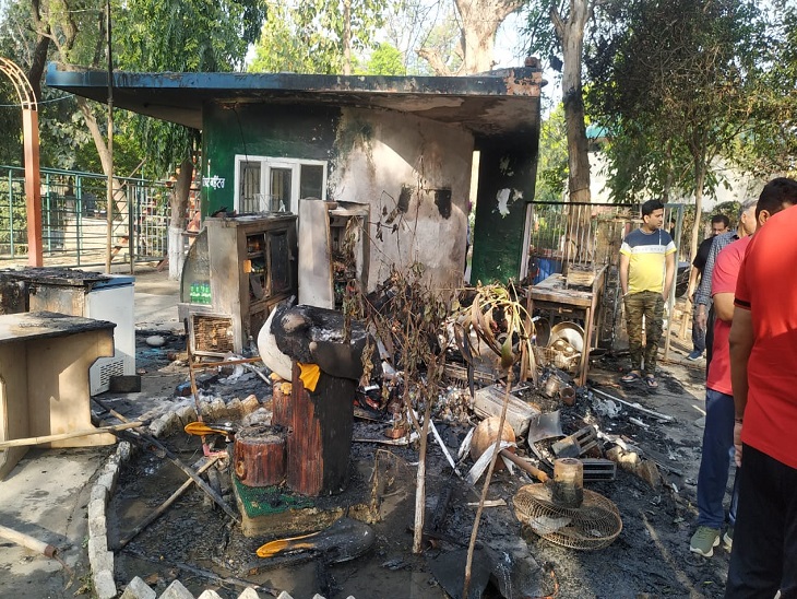 अमृतसर में जली कैंटीन को देखते स्थानीय लोग।