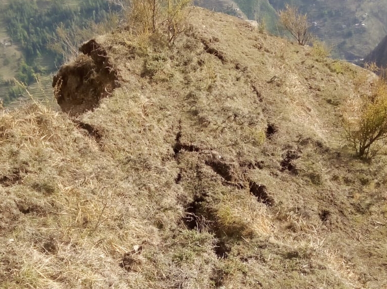 पहाड़ी में आई बड़ी-बड़ी दरारें किसी खतरे की ओर इशारा कर रही हैं।