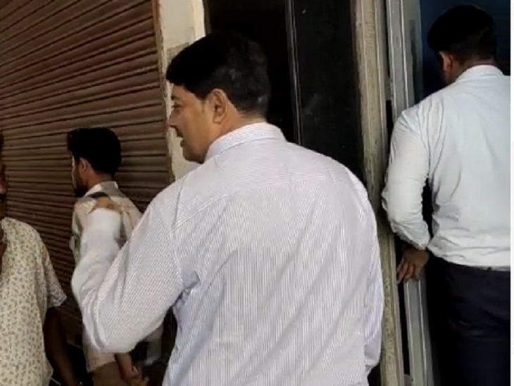 महापौर एजाज ढेबर को भी पूछताछ के लिए बुलाया गया था। इसके बाद वे शनिवार सुबह ED कार्यालय पहुंचे।