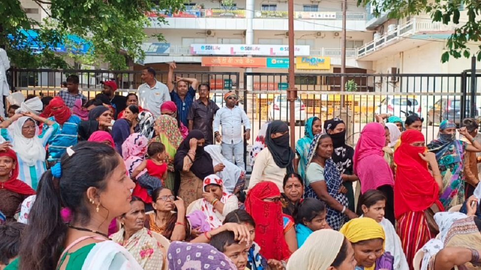 दफ्तर के बाहर ढेबर महापौर समर्थक महिलाएं धरने पर बैठ गई हैं।