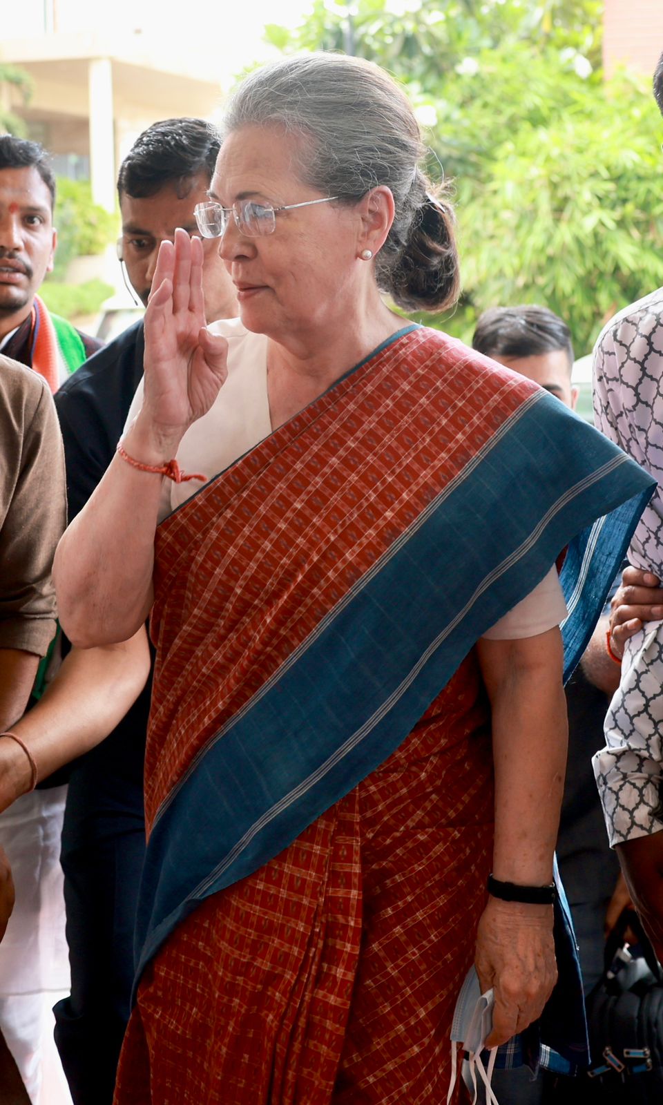 सोनिया ने हुबली-धारवाड से कांग्रेस कैंडिडेट और पूर्व CM जगदीश शेट्टार के पक्ष में रैली की।