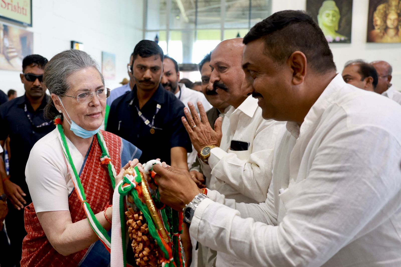 कर्नाटक में रैली करने सोनिया गांधी हुबली एयरपोर्ट पहुंची। कार्यकर्ताओं ने उनका स्वागत किया।
