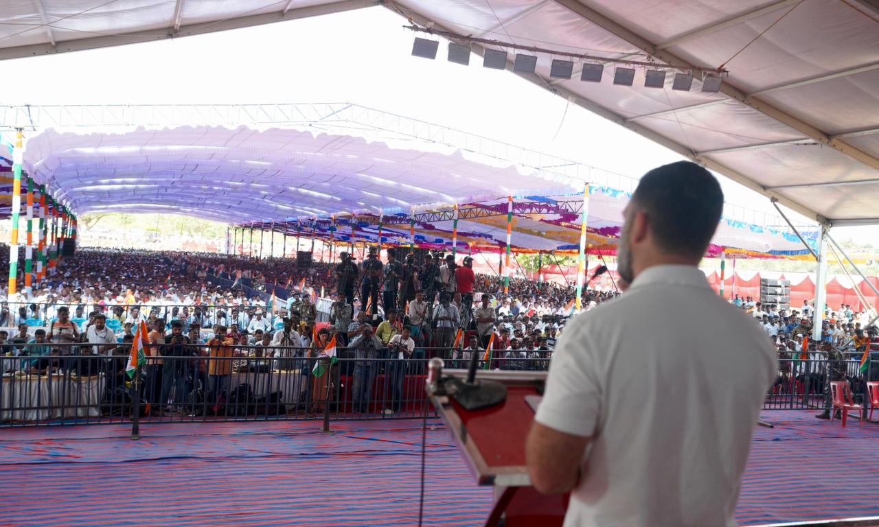 राहुल गांधी ने बेलगावी में जनसभा में कहा- पिछले 3 सालों में बीजेपी ने कर्नाटक में चोरी का रिकार्ड तोड़ दिया। प्रधानमंत्री कर्नाटक आते हैं, मगर भ्रष्टाचार के बारे में बात नहीं करते।